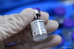 검증 끼어들 틈 없는 ‘코로나 백신 접종 후 사망’ 보도